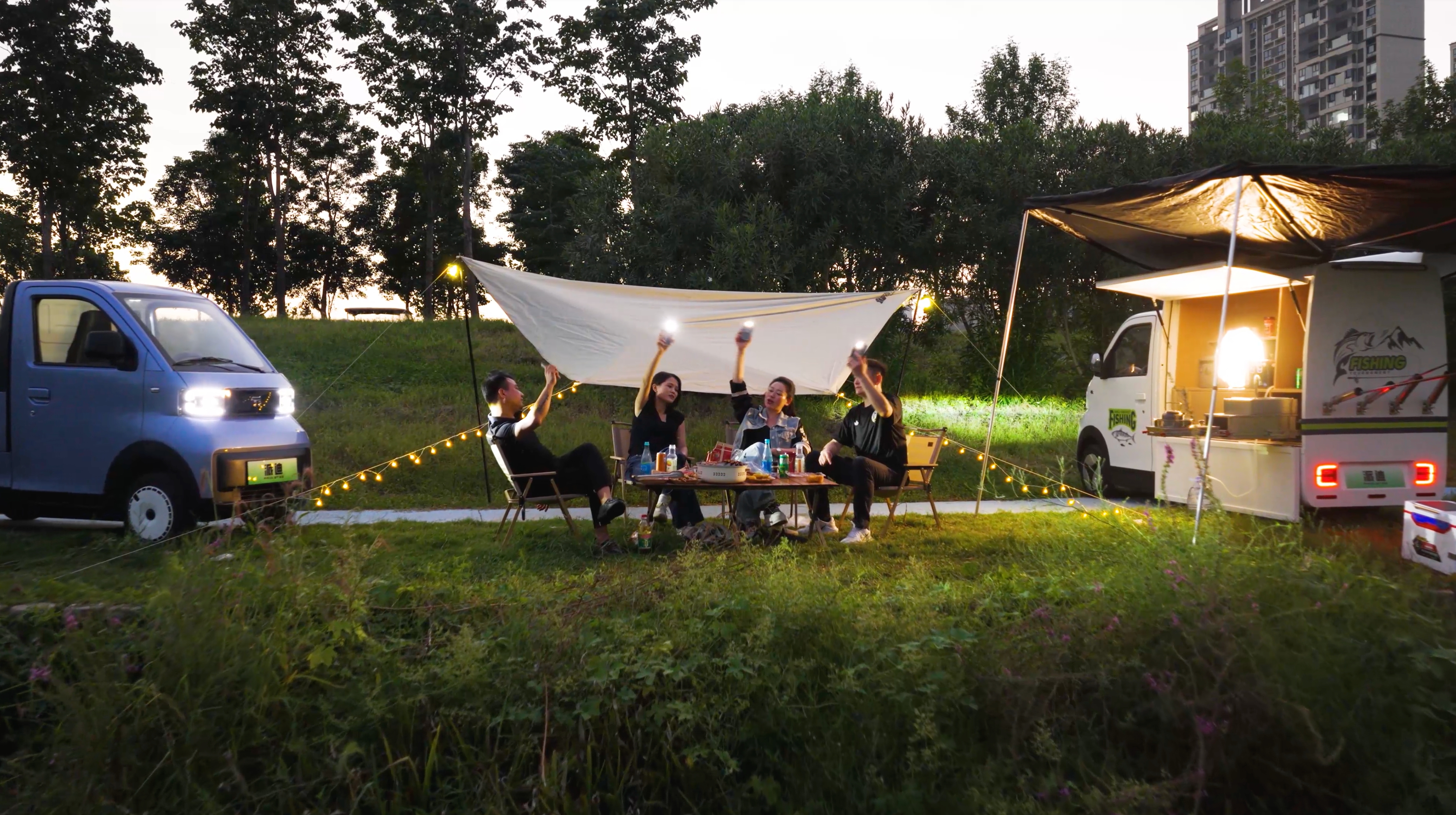 El Viaje Multifuncional de la Camioneta Paddy Mini Modificada para Pesca y Camping